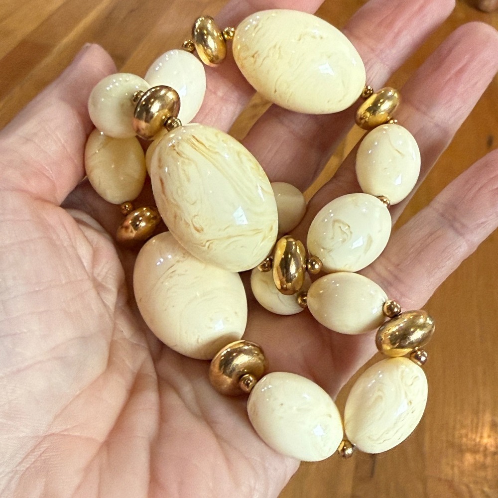 Vintage Chunky Marbled Cream Bead Necklace Gold Tone Spacers 18.5 Inch Statement